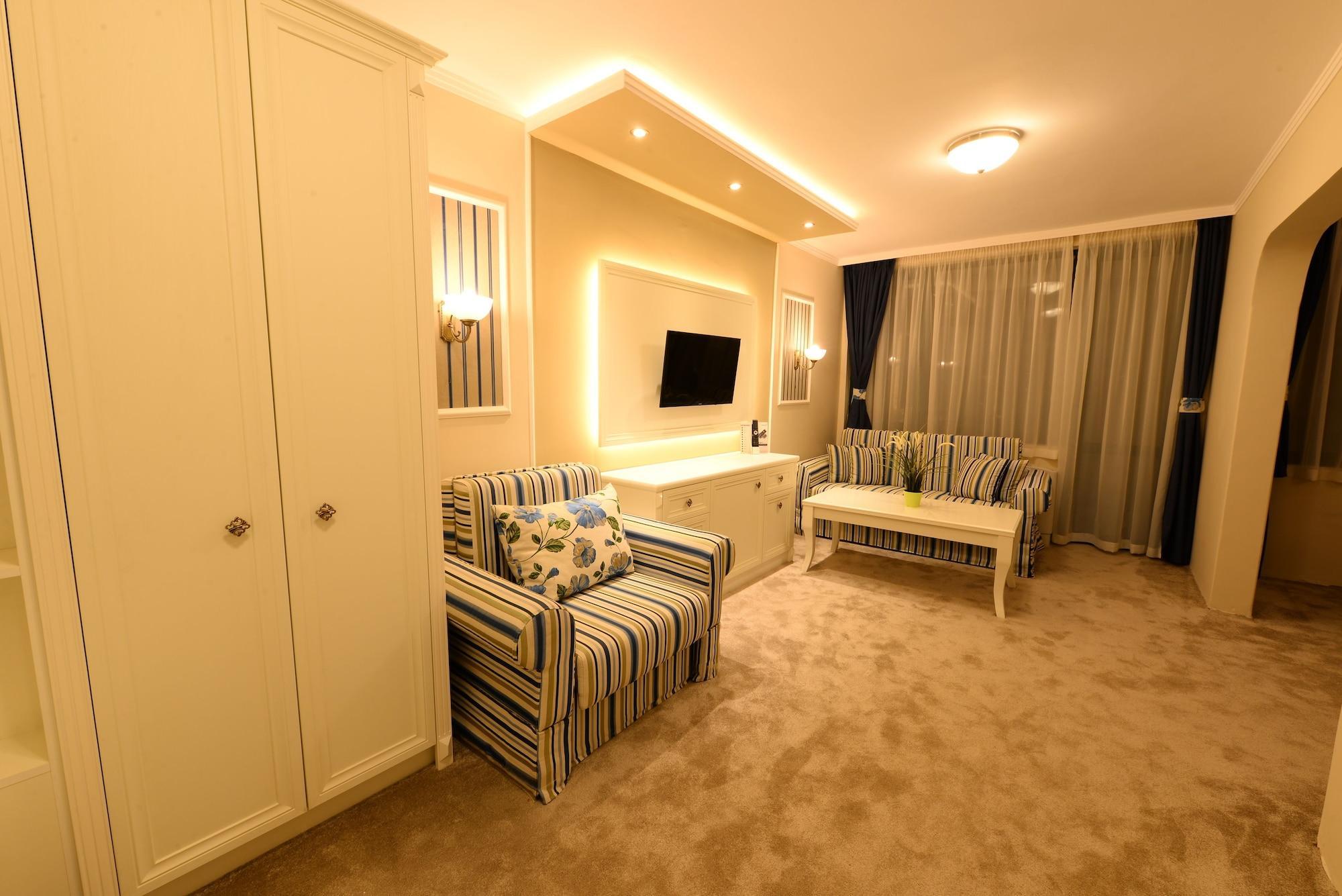 Park Hotel RAYA Garden Weliko Tarnowo Exterior foto